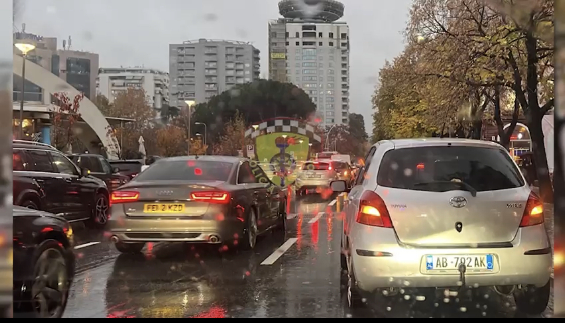 VIDEO/ Trafik i rënduar në Tiranë, policia: Shmagni këto 6 rrugë!