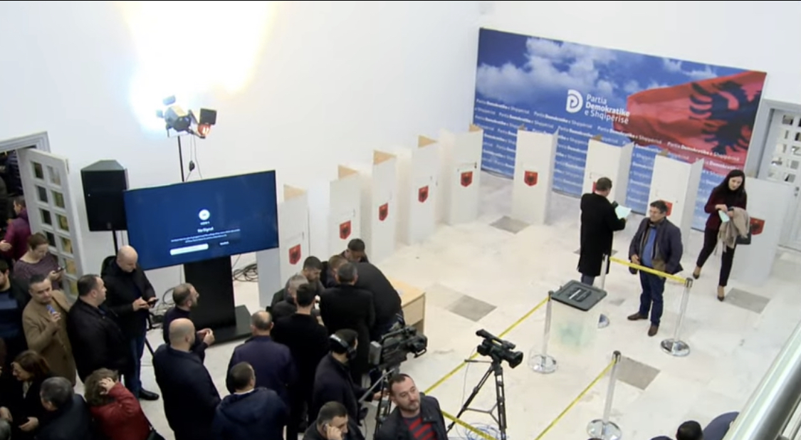 Mbledhja e Këshillit Kombëtar, militantët votuan si anëtarë të Këshillit, fleta me dhjetë emra pa mundësi veçimi, e rrallë edhe në Korenë e Jugut