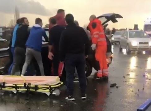 Aksidenti tragjik në aksin Milot-Rrëshen, një fëmi mbetet pa jetë, makina tjetër shkrihet nga flakët