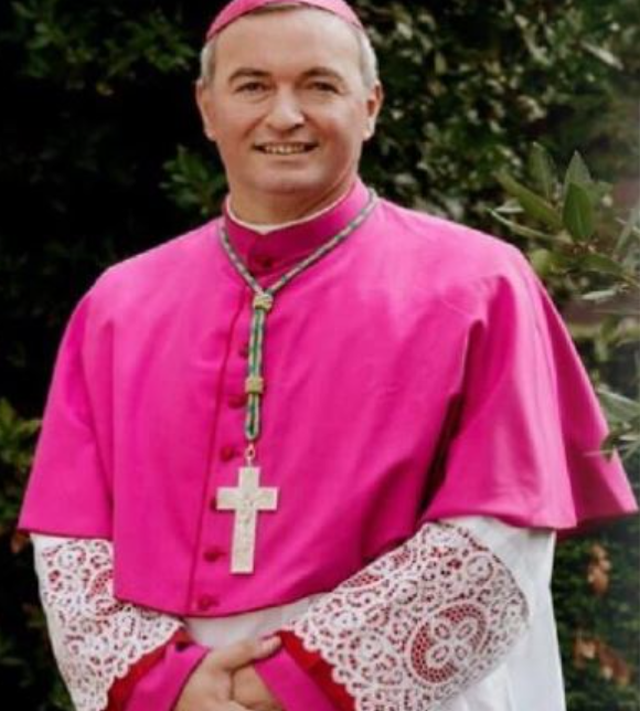 Mbahet ceremonia e vendosjes në krye të Kishës Katolike në Shqipëri të Imzot Arjan Dodaj