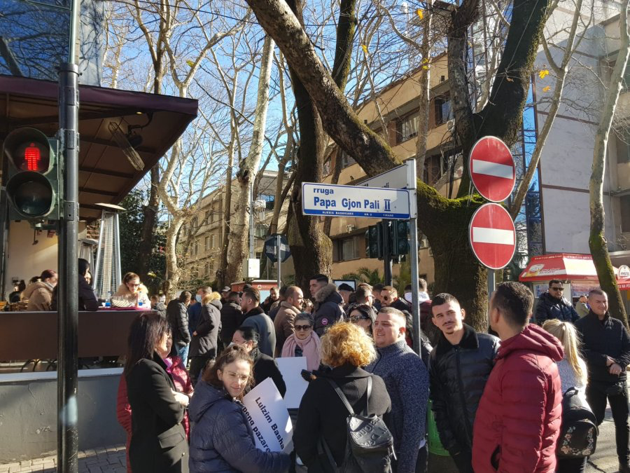 Basha në njësinë 7, demokratët protestojnë para hotelit ku mbahet takimi