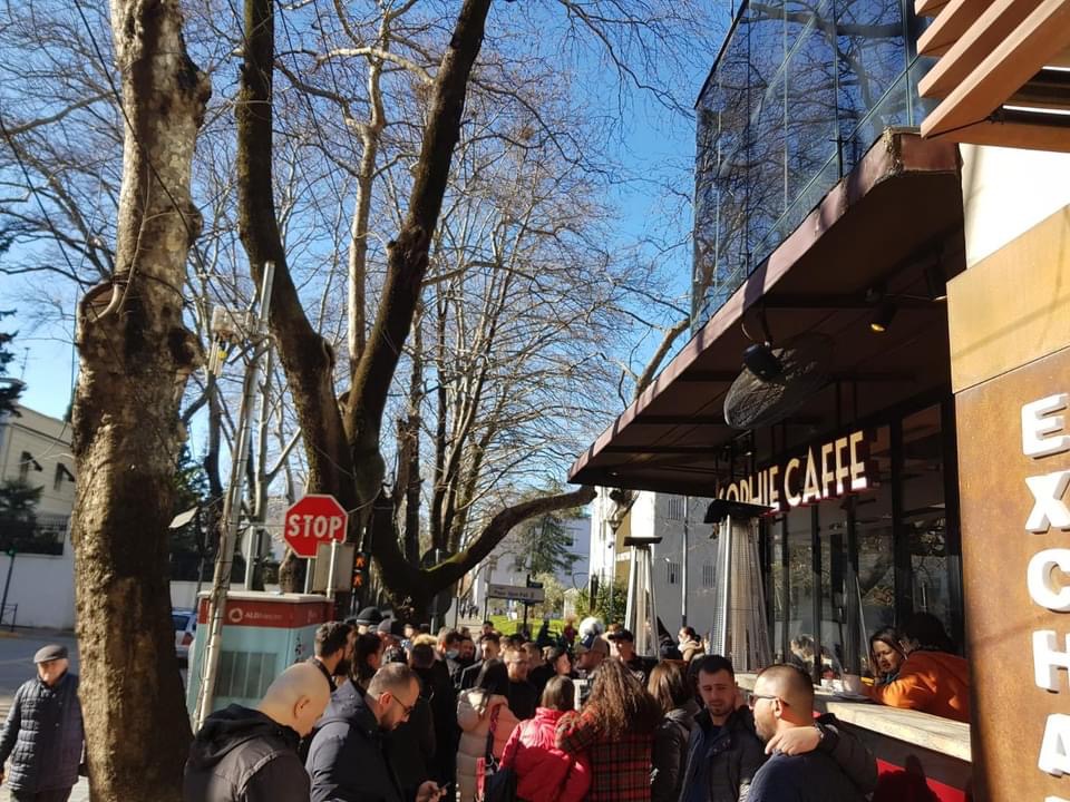 Basha në njësinë 7, demokratët protestojnë para hotelit ku mbahet takimi