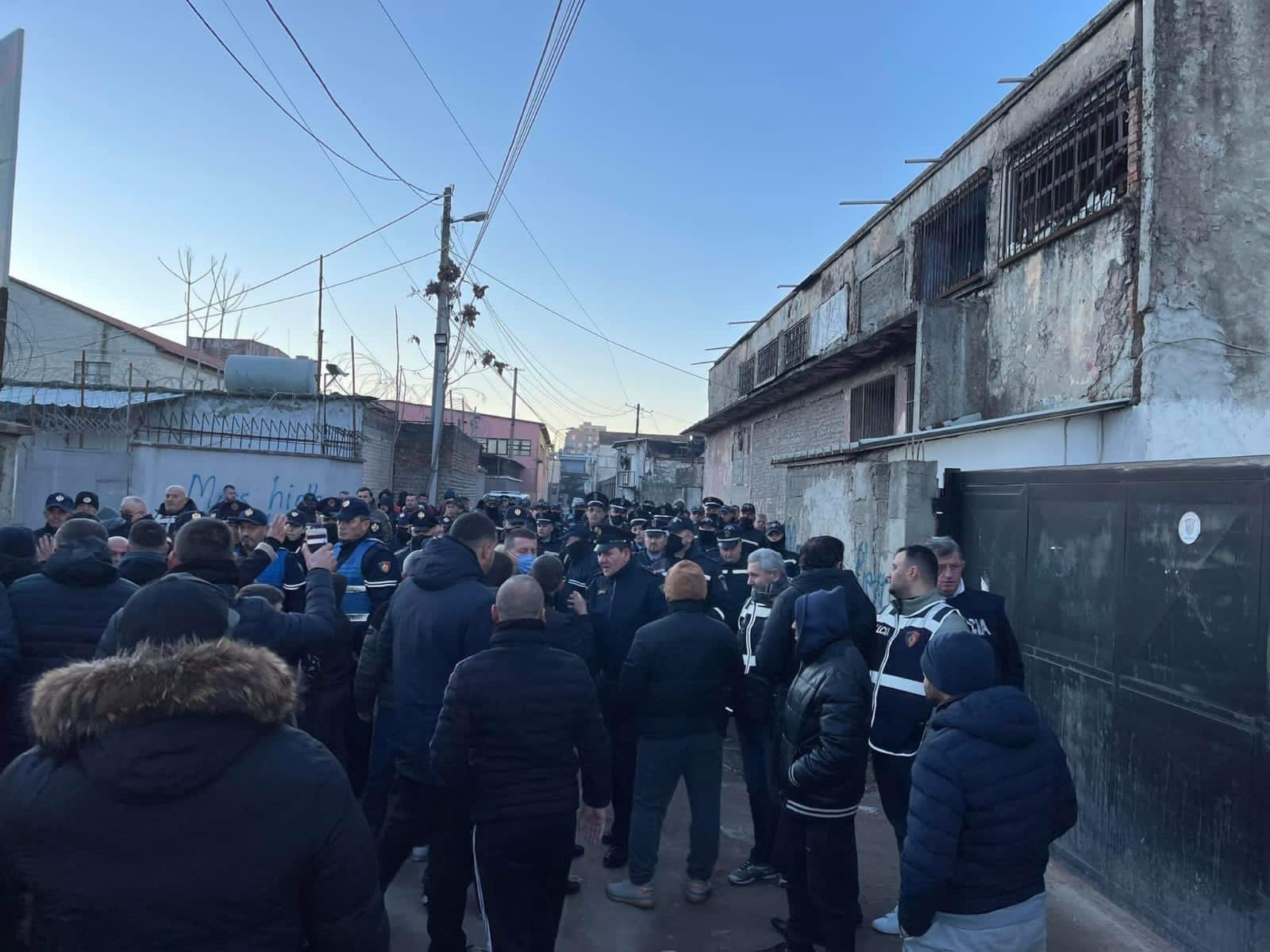 Tension te 5 maji, policia e Tiranës ka rrethuar lagjen, nxiren banorët nga shtëpitë