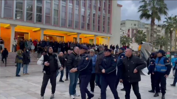 Basha në Durrës, demokratët e presin me protesta, policia vendoset në mbrojtje