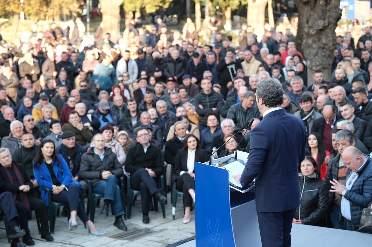 Berisha prezanton Bardh Spahinë në Shkodër, takim masiv. Këshilla për kandidatin e Bashës