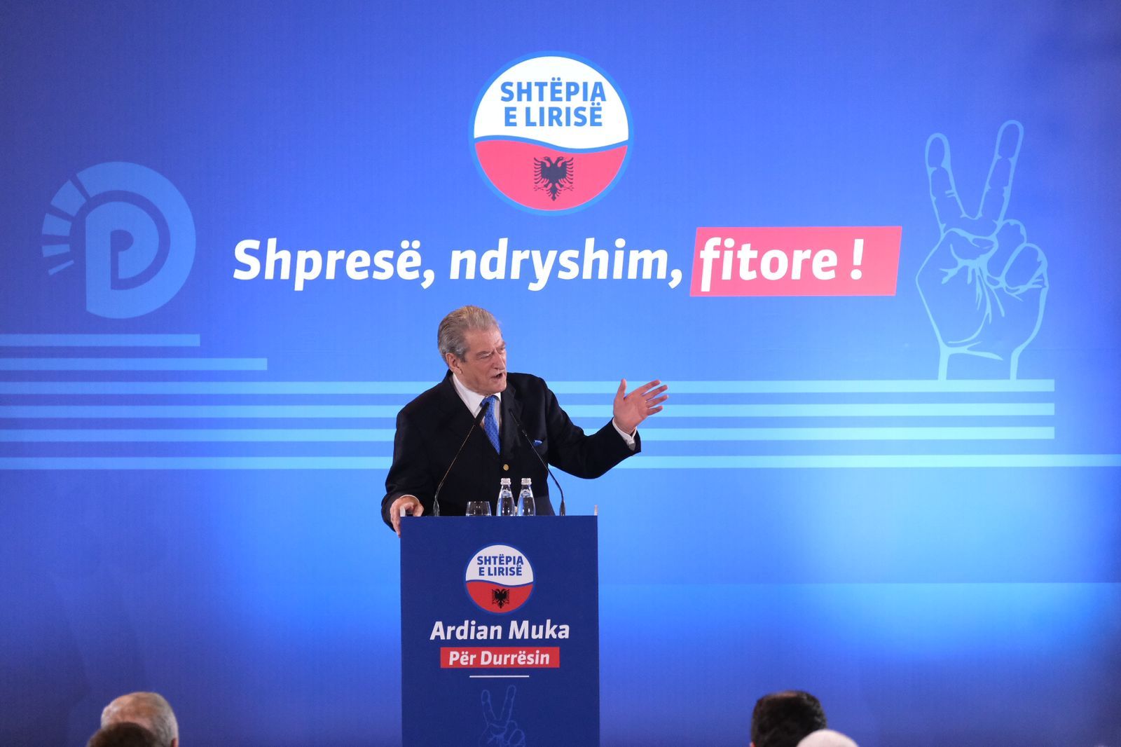Berisha prezanton Ardian Mukën në Durrës: Mos blini asnjë metër nga investimi në të zezë Rama Basha në port