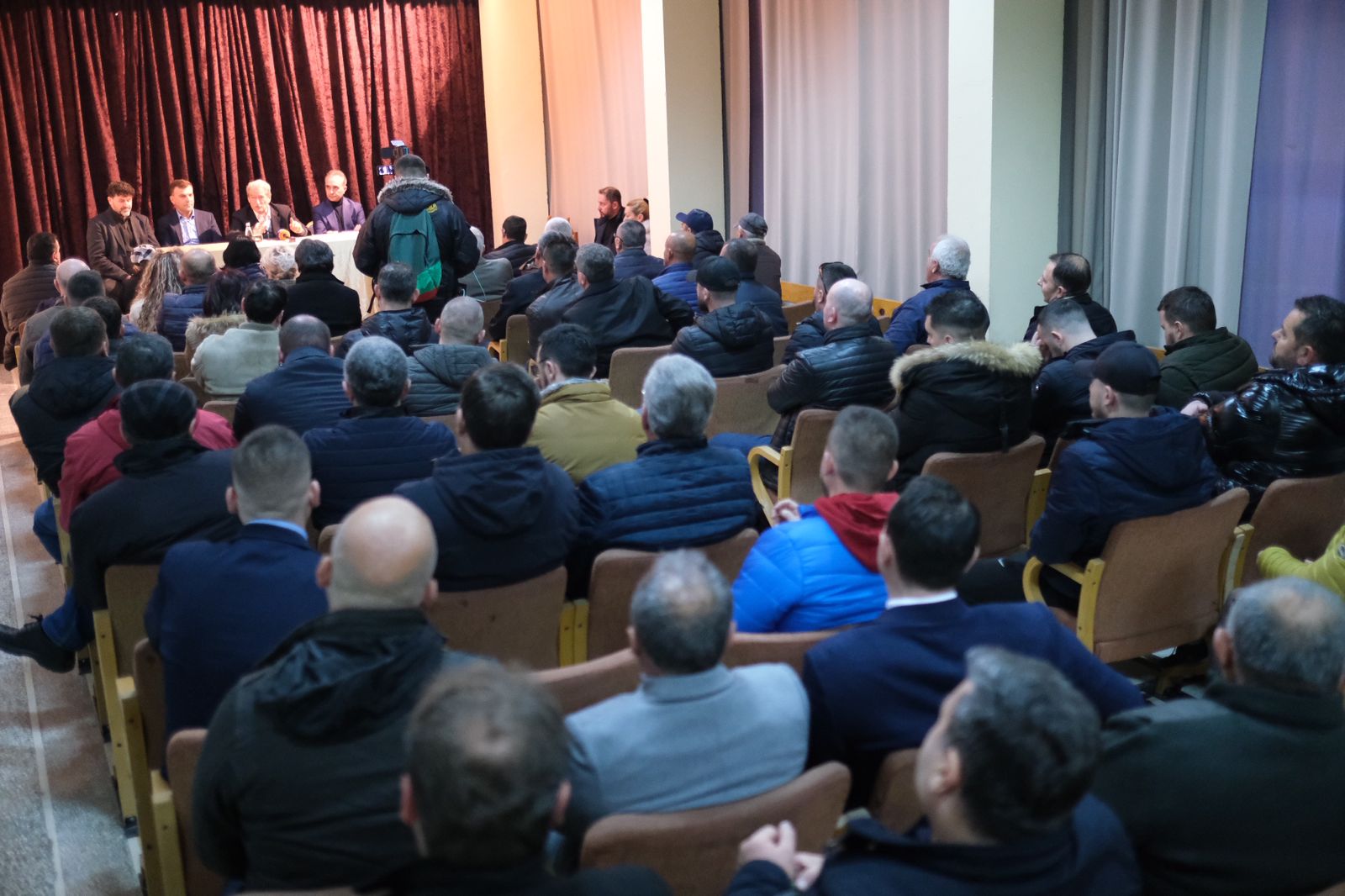 Berisha me strukturat e PD në Lushnjë: Asnjë votë kandidatit të Bashës, i ka dhënë vetëm vulën