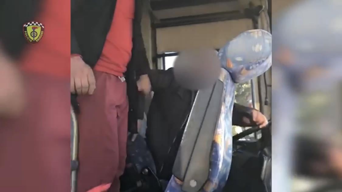 Shoferi i autobusit Shkozet Shijak, tapë topi me urbanin plot njerëz, ja çfarë i bën policia