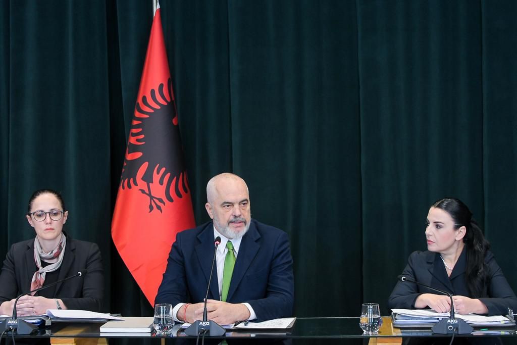 Rama thërret në zyrë tregtarët e naftës, 2 ditë më parë tha se nuk ndërhynte dot në tregun privat