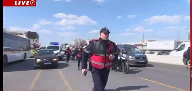 Studentët e Kamzës ndërprejnë mësimin, marshojnë drejt Tiranës, bllokojnë qarkullimin tek Casa Italia