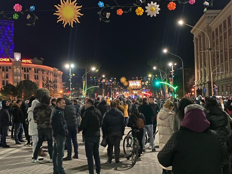 Zgjerohet protesta në Tiranë, bllokohen akset kryesore, një pjesë niset drejt Zogut të Zi