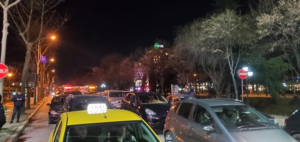 Zgjerohet protesta në Tiranë, bllokohen akset kryesore, një pjesë niset drejt Zogut të Zi
