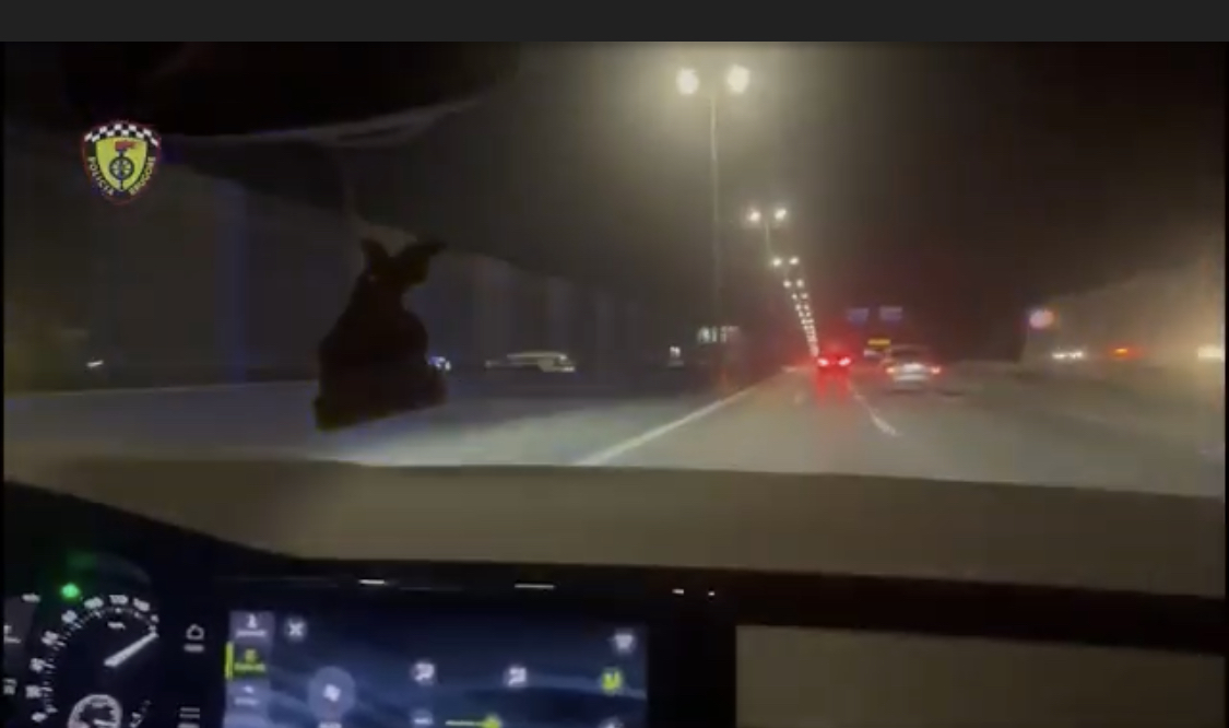 VIDEO/ Gara shpejtësie në rrugën Tiranë-Durrës, ja çfarë i bën policia