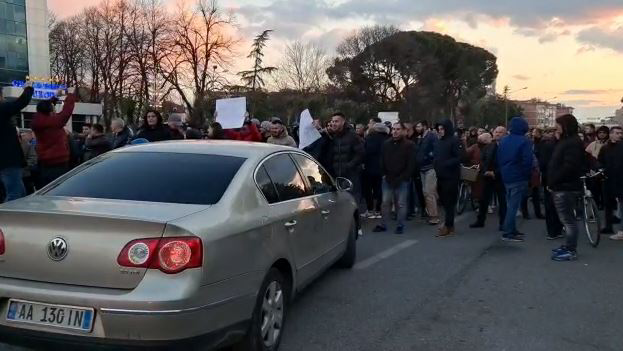 Protesta në të gjithë vendin kundër qeverisë, bllokohen akset kryesore, autostradat Tiranë Durrës, Rruga e Kombit, Rruga e Arbrit, policia përleshje në Lushnjë e Tepelenë