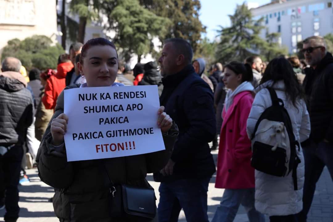 ‘Boll na vodhët!” Përfundon protesta tek zyra e kryetarit të grupit të strukturuar. Nesër në 11.00