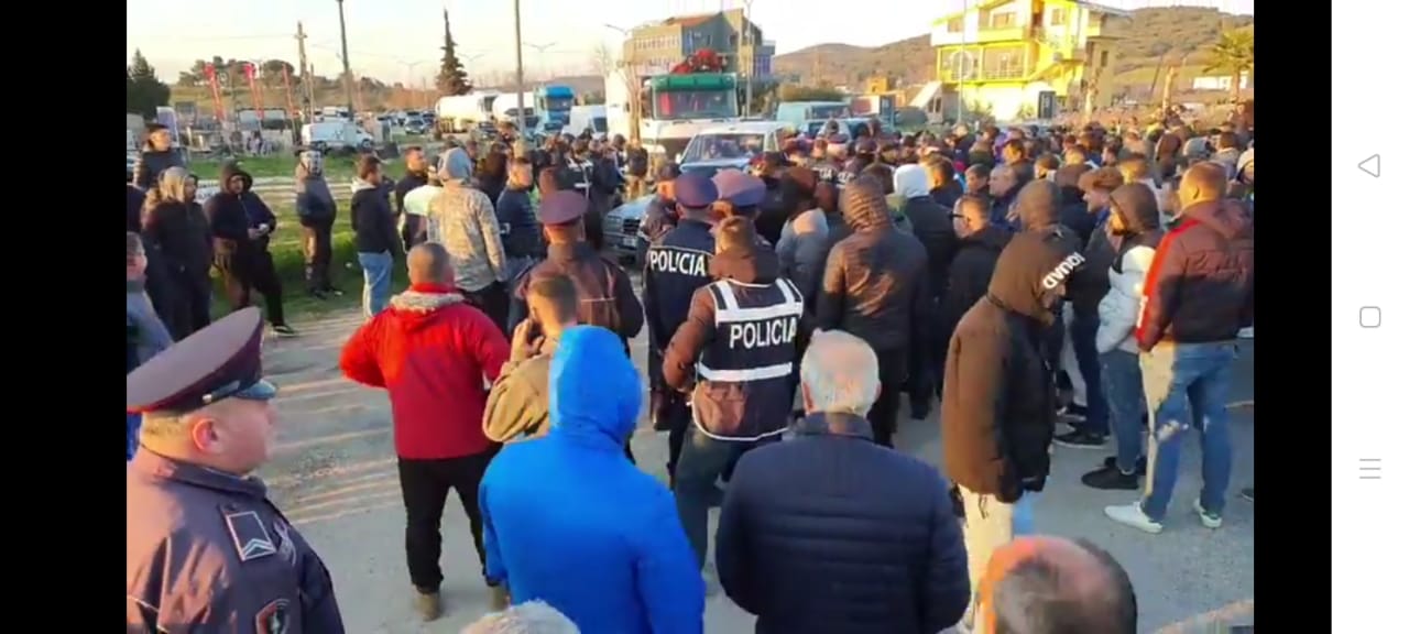 Protesta në të gjithë vendin kundër qeverisë, bllokohen akset kryesore, autostradat Tiranë Durrës, Rruga e Kombit, Rruga e Arbrit, policia përleshje në Lushnjë e Tepelenë