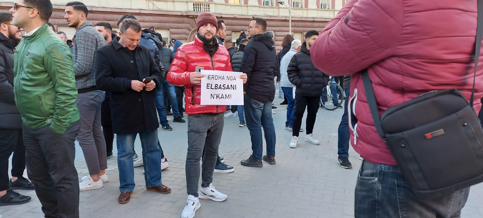Protestë masive në Tiranë për rritjen e çmimeve, kërkohet dorëheqja e Ballukut