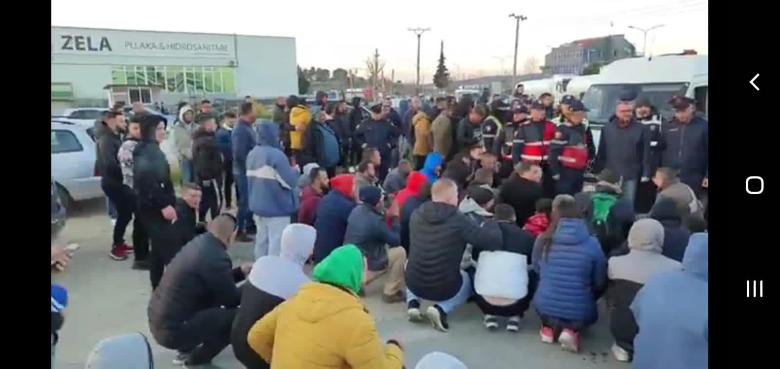 Protesta në të gjithë vendin kundër qeverisë, bllokohen akset kryesore, autostradat Tiranë Durrës, Rruga e Kombit, Rruga e Arbrit, policia përleshje në Lushnjë e Tepelenë