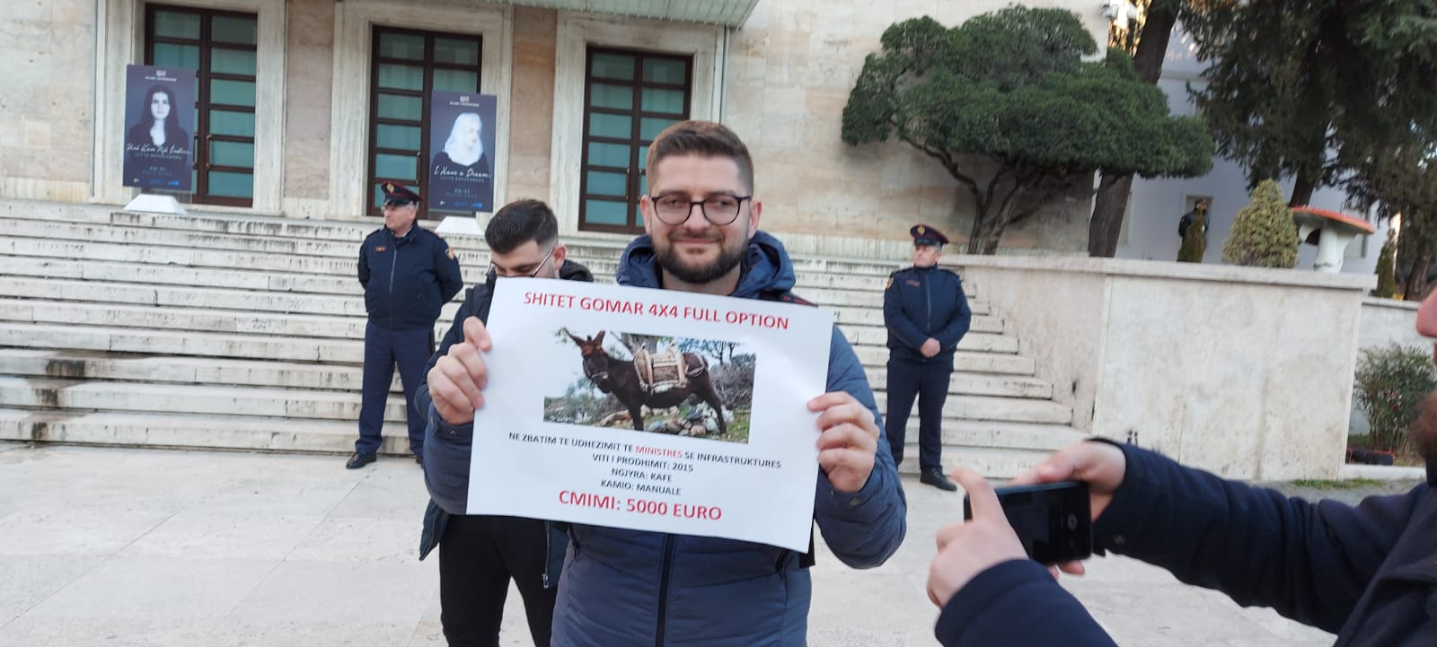 Protestë masive në Tiranë për rritjen e çmimeve, kërkohet dorëheqja e Ballukut