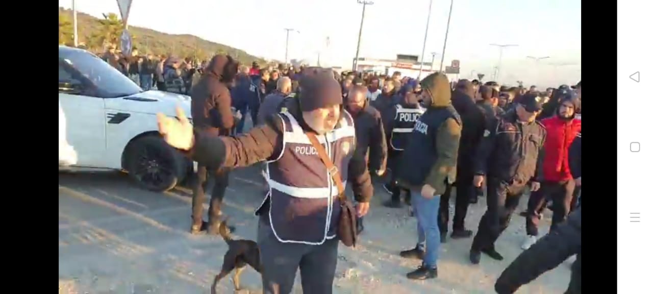 Protesta në të gjithë vendin kundër qeverisë, bllokohen akset kryesore, autostradat Tiranë Durrës, Rruga e Kombit, Rruga e Arbrit, policia përleshje në Lushnjë e Tepelenë