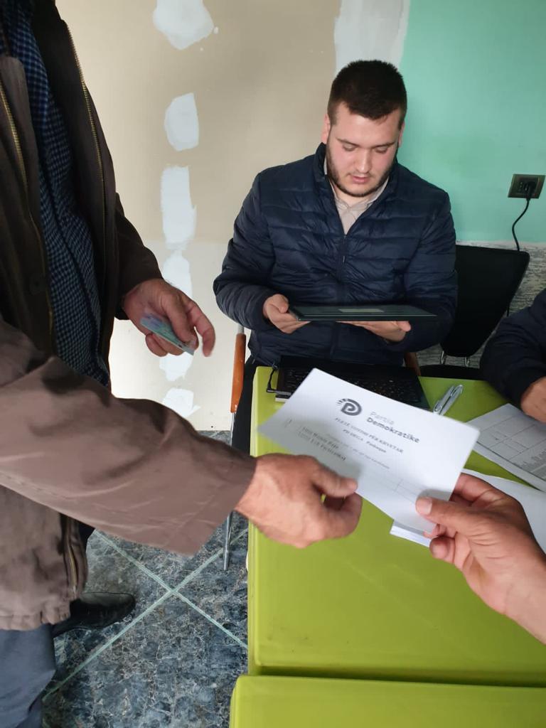 FOTOGALERI/ Si po votohet sot në 8 degë të PD