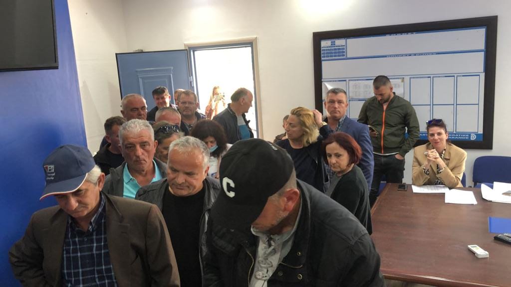 FOTOGALERI/ Pjesëmarrje e lartë në votimet për kreun e PD në 18 degë
