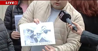 Banorët e 5 majit në protestë. Të zemëruar me gruan që largoi nga podiumi nënë Lizën, ja kush është