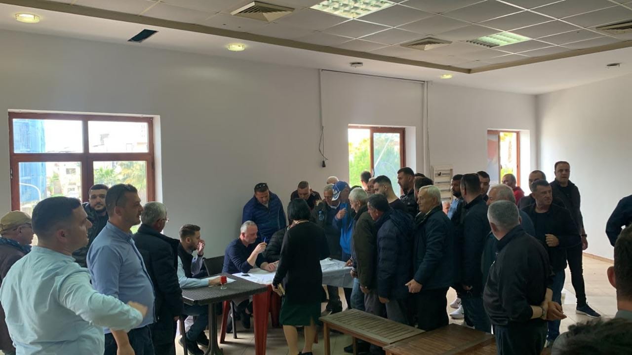 FOTOGALERI/ Pjesëmarrje e lartë në votimet për kreun e PD në 18 degë