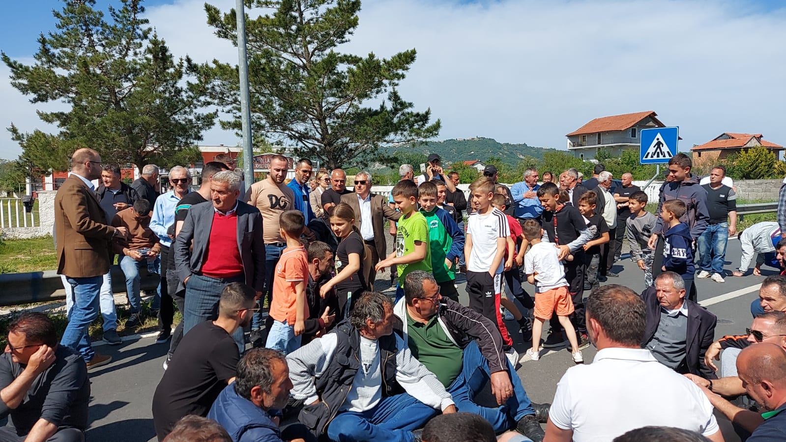 Rinas, banorët e ‘ngujuar’ dalin në protestën e rrugës në ditën e katërt, edhe fëmijë në karroca në bllokimin e rrugës