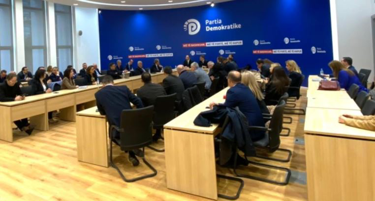 Mblidhet pjesërisht grupi parlamentar, merret një vendim