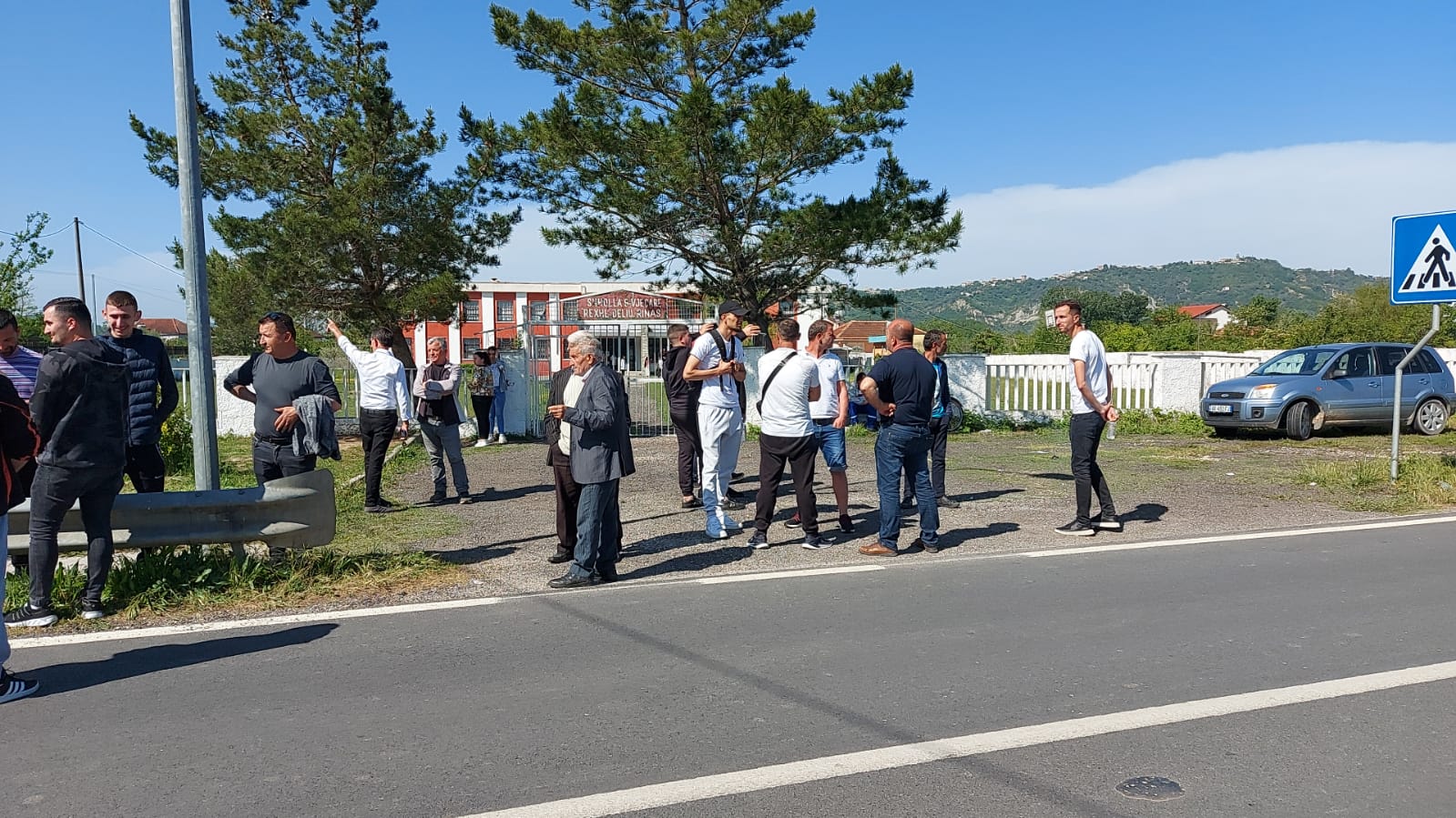Rinas, banorët e ‘ngujuar’ dalin në protestën e rrugës në ditën e katërt, edhe fëmijë në karroca në bllokimin e rrugës