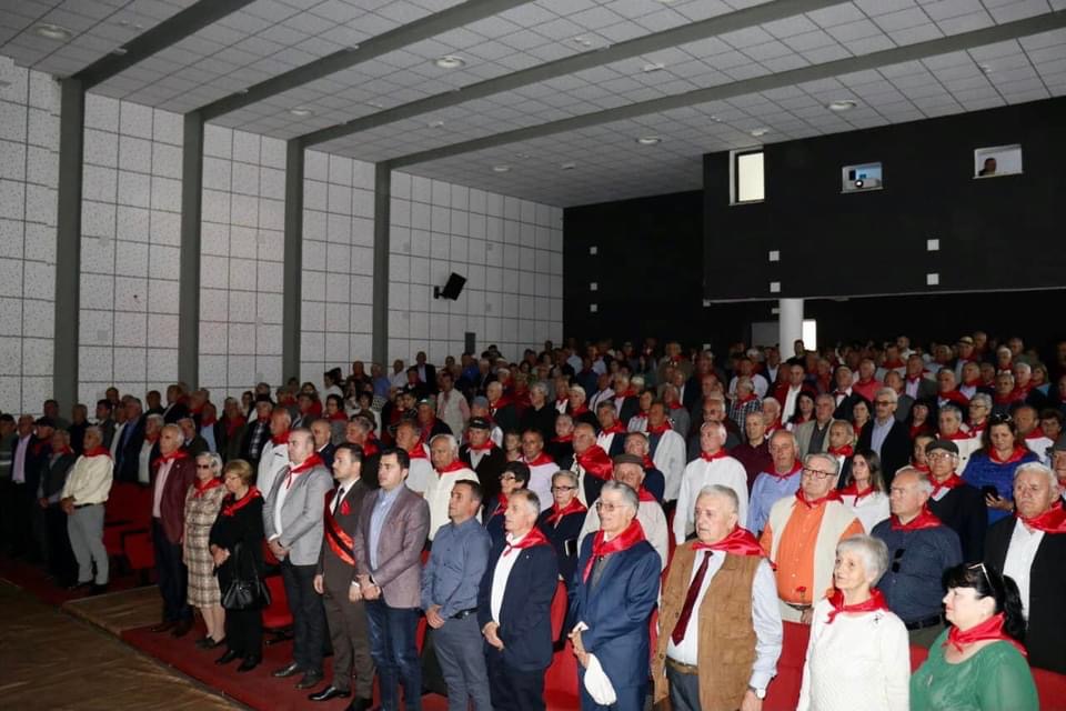 Cërrik, nxënësit me shallën e kuqe komuniste, gjeste të papara në festën e bashkisë