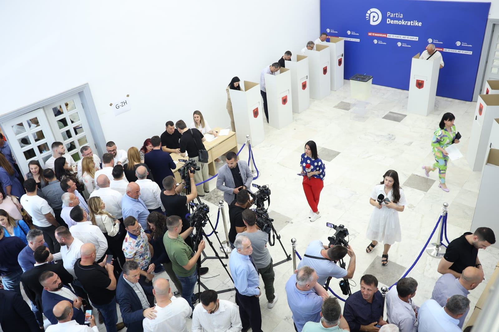 Vijon numërimi elektronik i votave për zgjedhjen e kryesisë së PD, ndiqet në kohë reale nga media dhe kandidatët