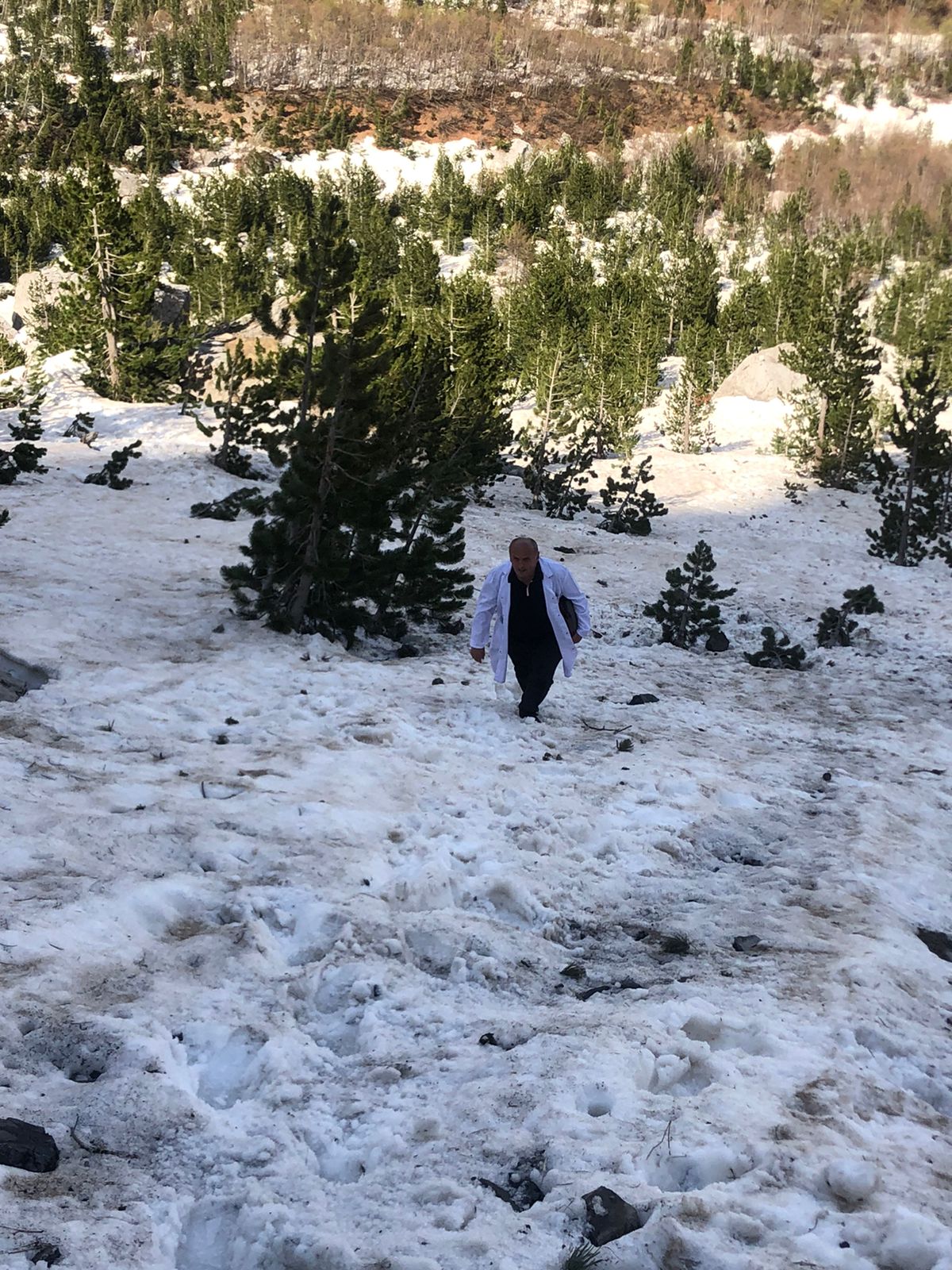 EKSKLUZIVE/ Gremina në Valbonë ku rrëshqiti tragjikisht  turisti 30 vjeçar gjerman dhe mjekë të Tropojës pikërisht në vendin e ngjarjes