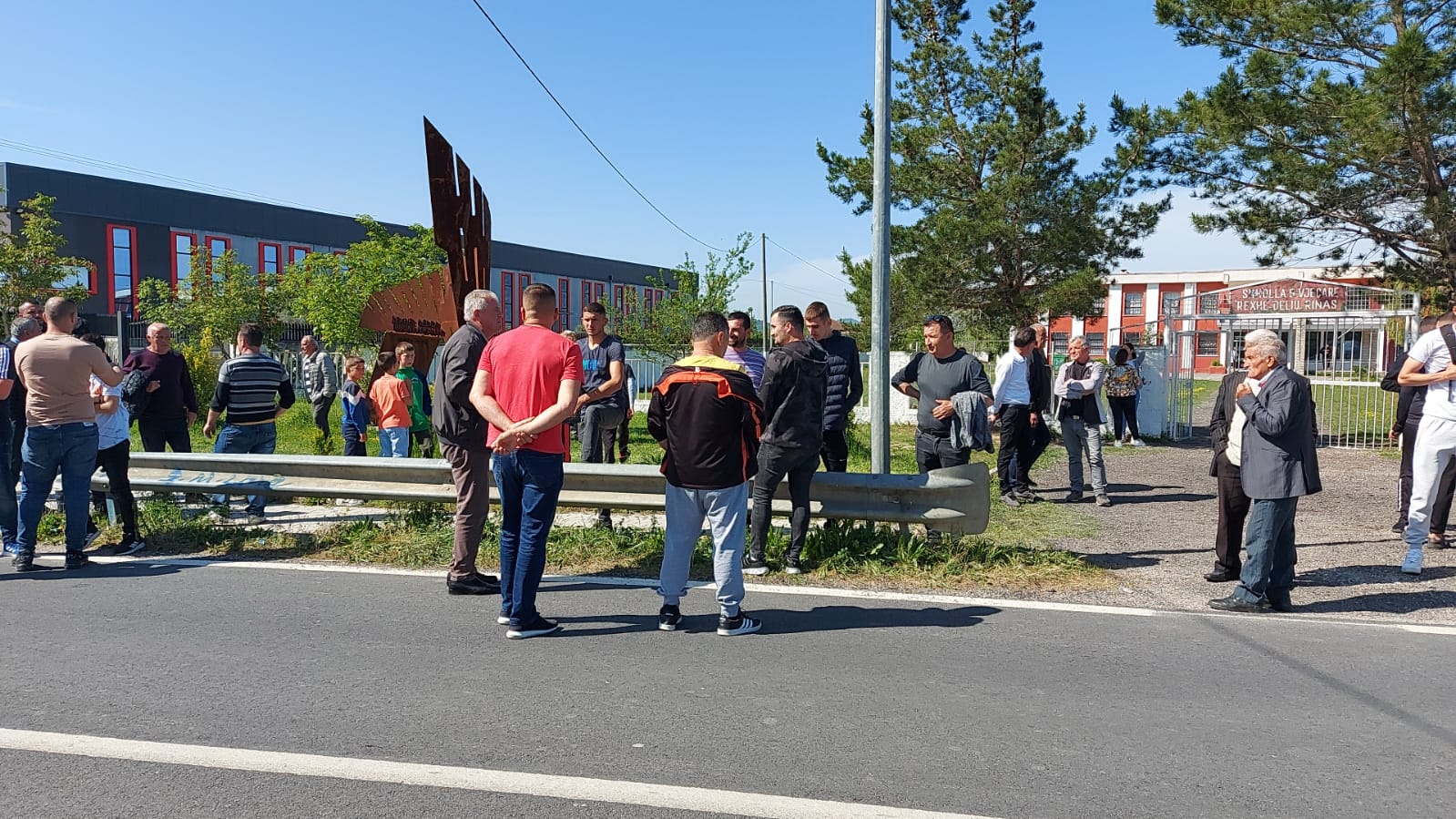 Rinas, banorët e ‘ngujuar’ dalin në protestën e rrugës në ditën e katërt, edhe fëmijë në karroca në bllokimin e rrugës