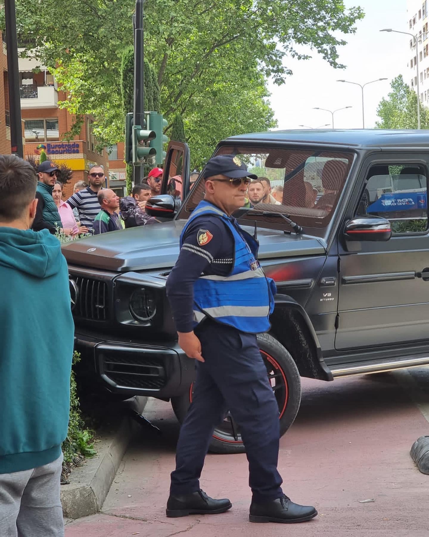 Foto nga aksidenti në Tiranë, si i la në rrugë të aksidentuarit drejtuesi i veturës luksoze