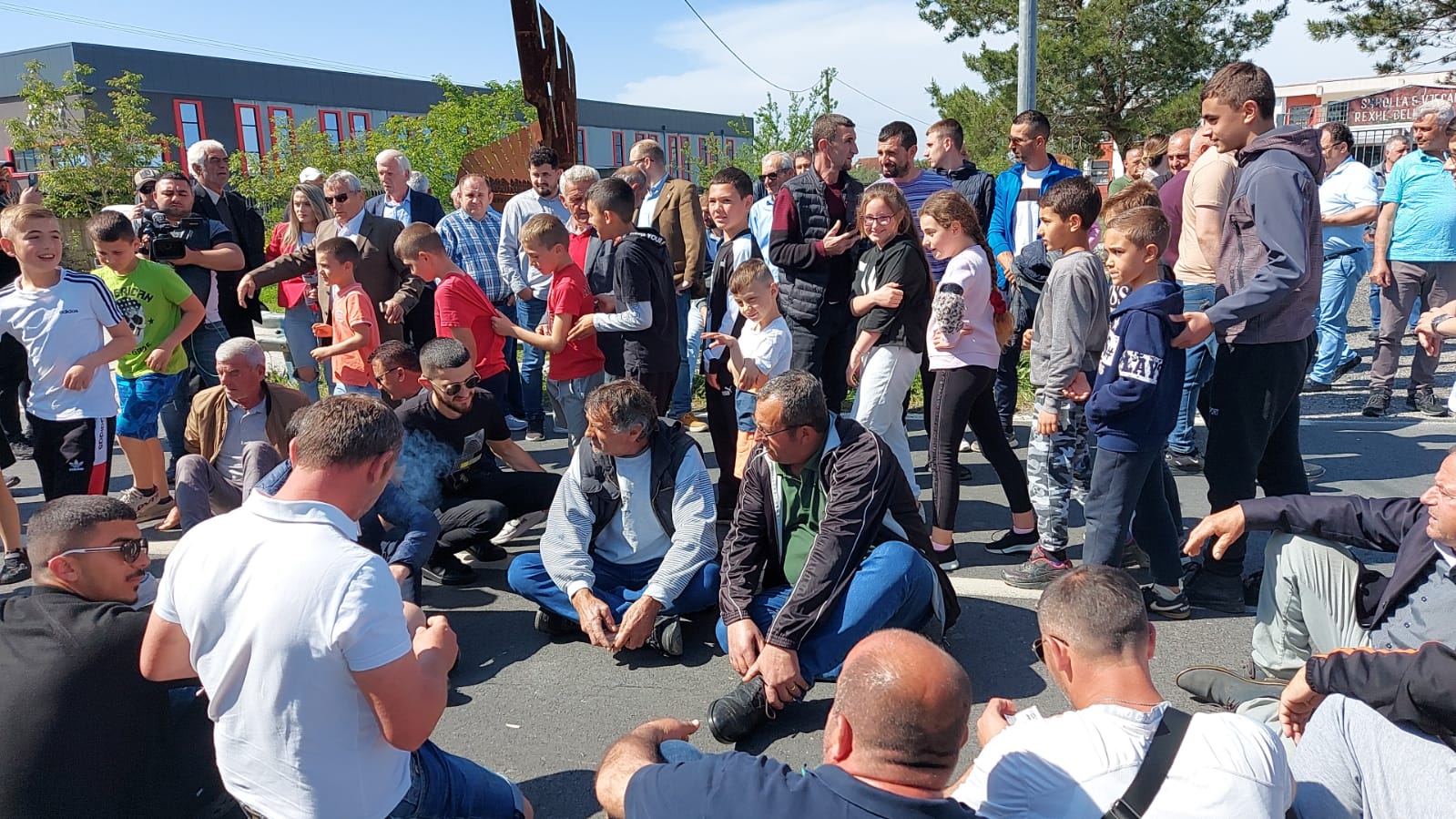 Rinas, banorët e ‘ngujuar’ dalin në protestën e rrugës në ditën e katërt, edhe fëmijë në karroca në bllokimin e rrugës