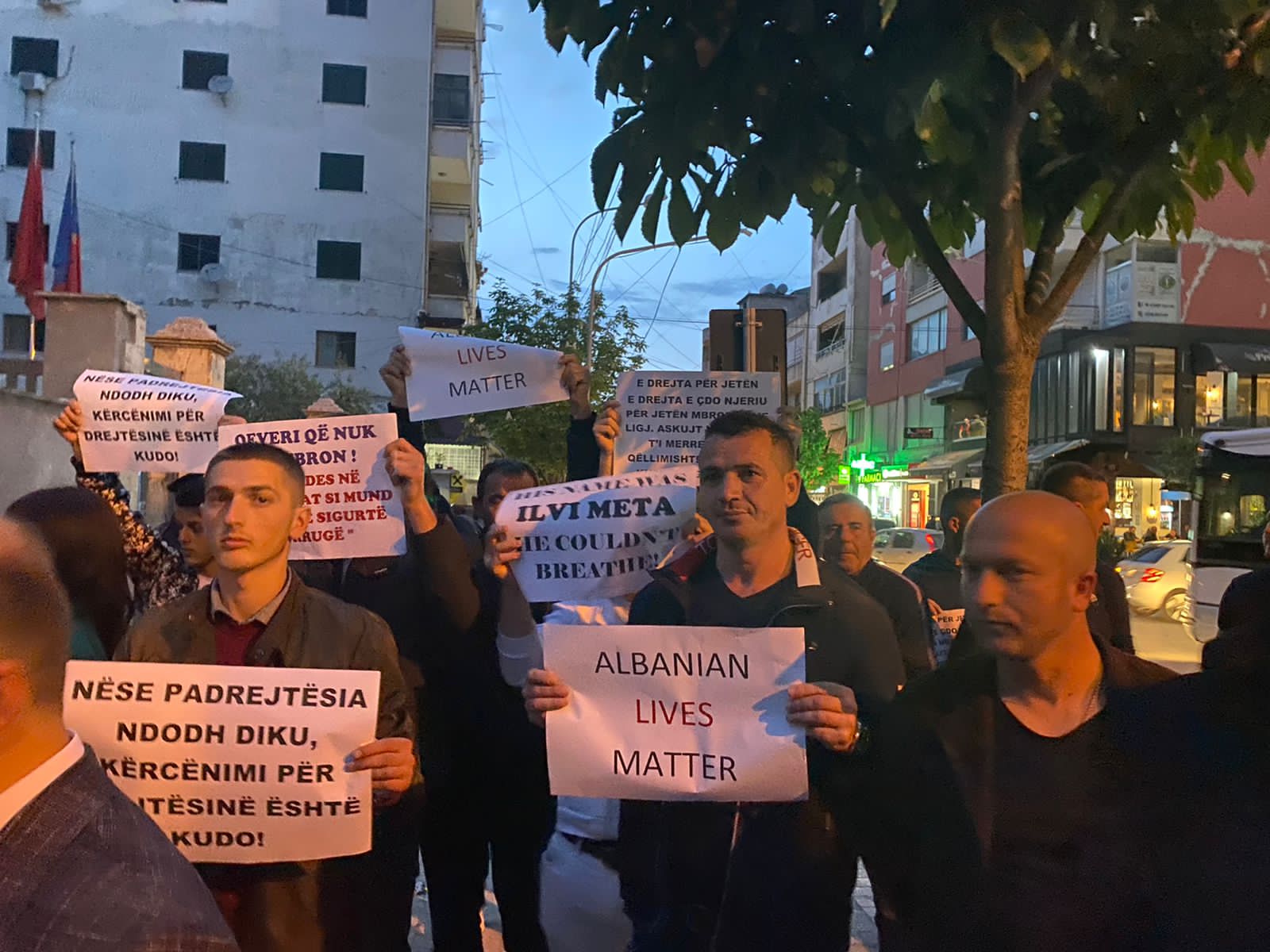 FOTO/ Protesta para komisariateve të policisë në të gjithë vendin