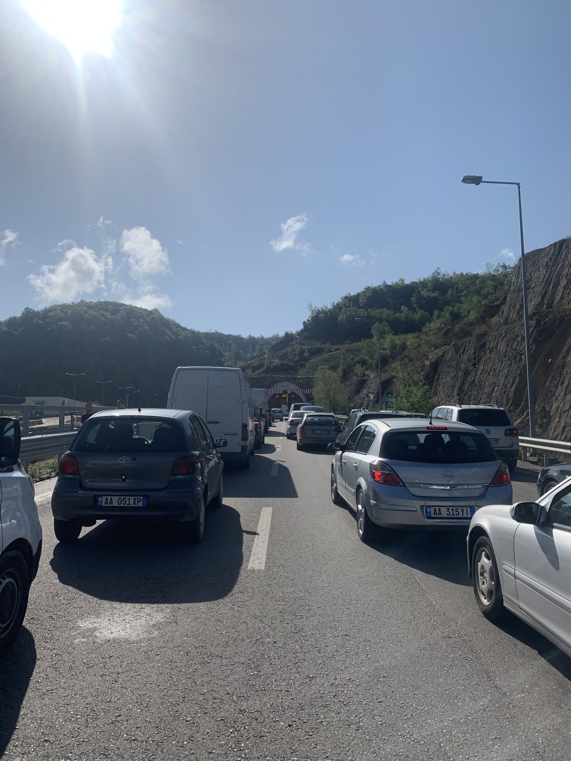 Bllokohet tyneli i Krrabës, digjet furistrada