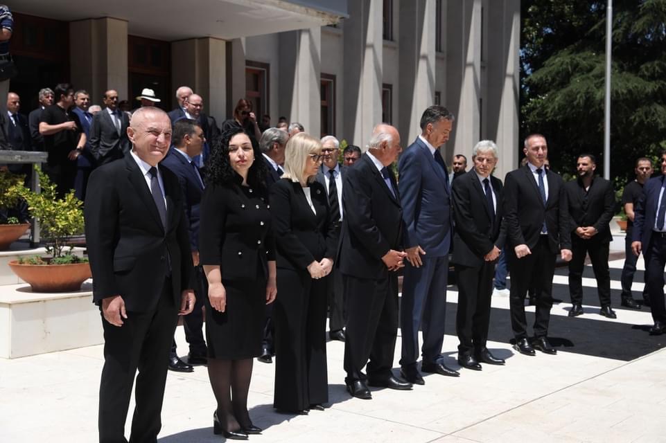 Cermonia e përcjelljes së Nishanit, i biri: Familja humbi busullën, atdheu shtetarin