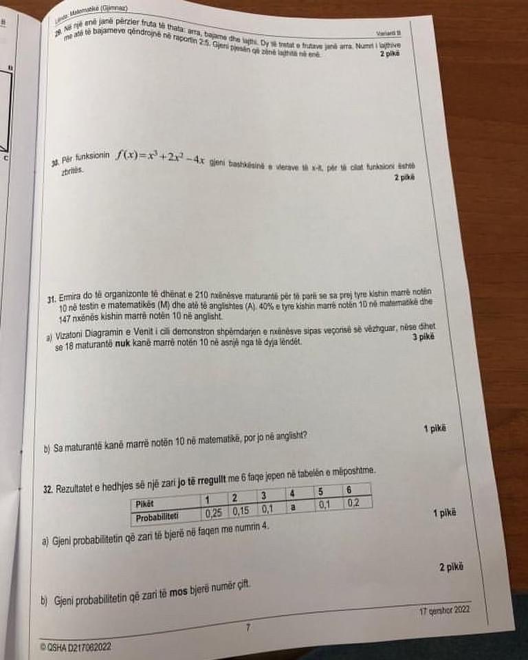 Del testi i matematikës ndërkohë që nxënësit ishin në provim