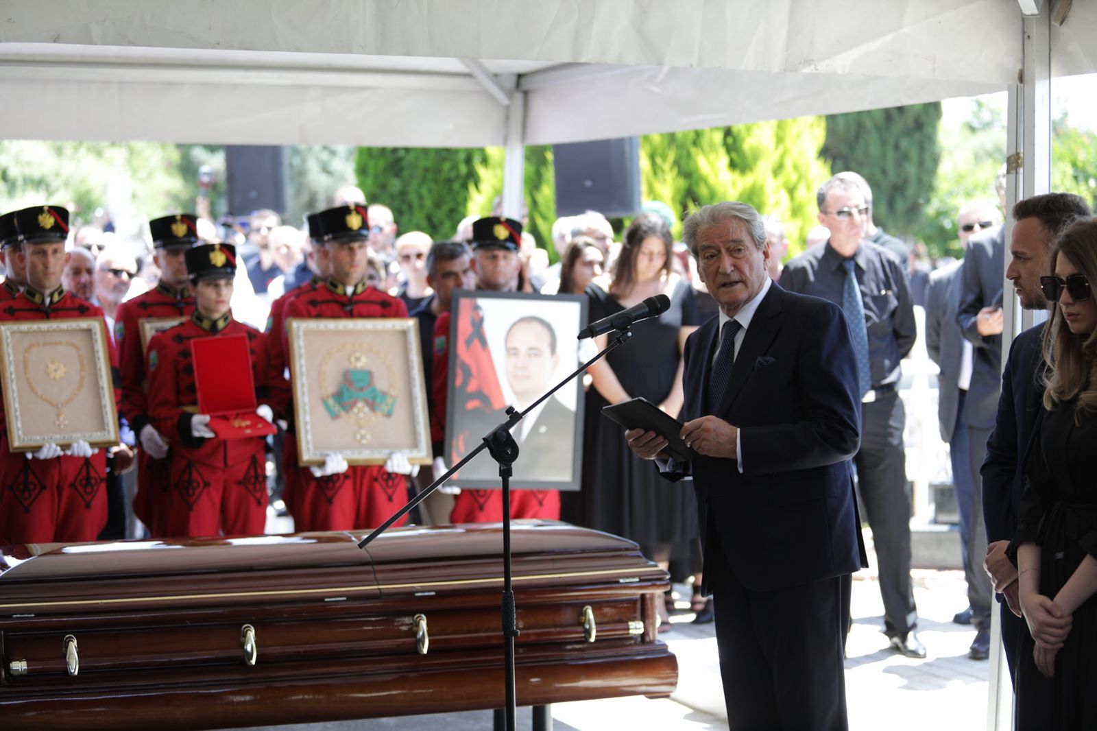 Cermonia e përcjelljes së Nishanit, i biri: Familja humbi busullën, atdheu shtetarin