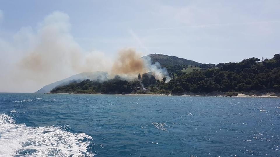 Zjarret rikthehen në Sazan me shpërthime predhash të vjetra