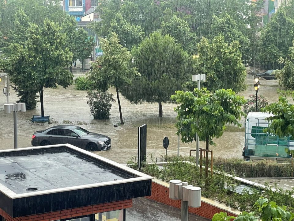 FOTOLAJM/ Përroi i Erionit përmbyt urën e Kastratit