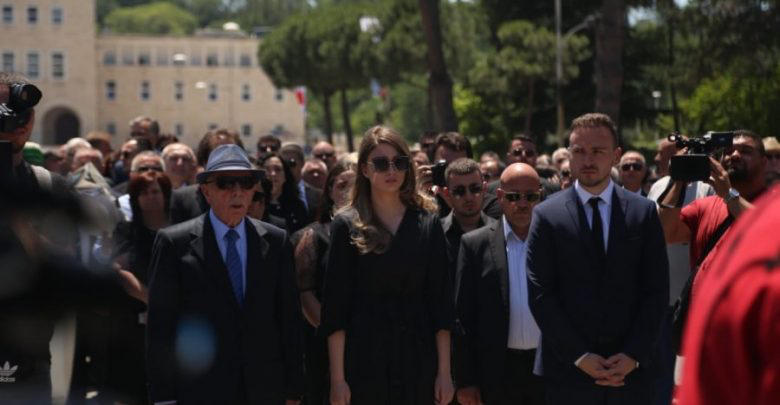 Cermonia e përcjelljes së Nishanit, i biri: Familja humbi busullën, atdheu shtetarin