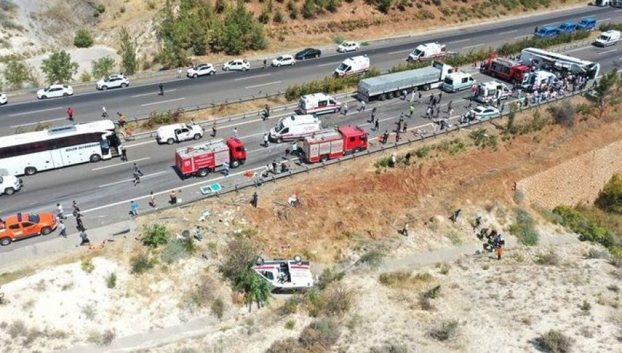 Aksidenti tragjik në Turqi, autobusi lë pa jetë 16 persona të përfshirë në një tjetër aksident