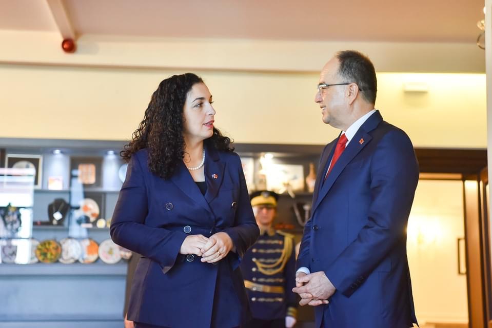 Presidentja Vjosa Osmani kërkon traktat për mbrojtje të përbashkët mes Shqipërisë dhe Kosovës