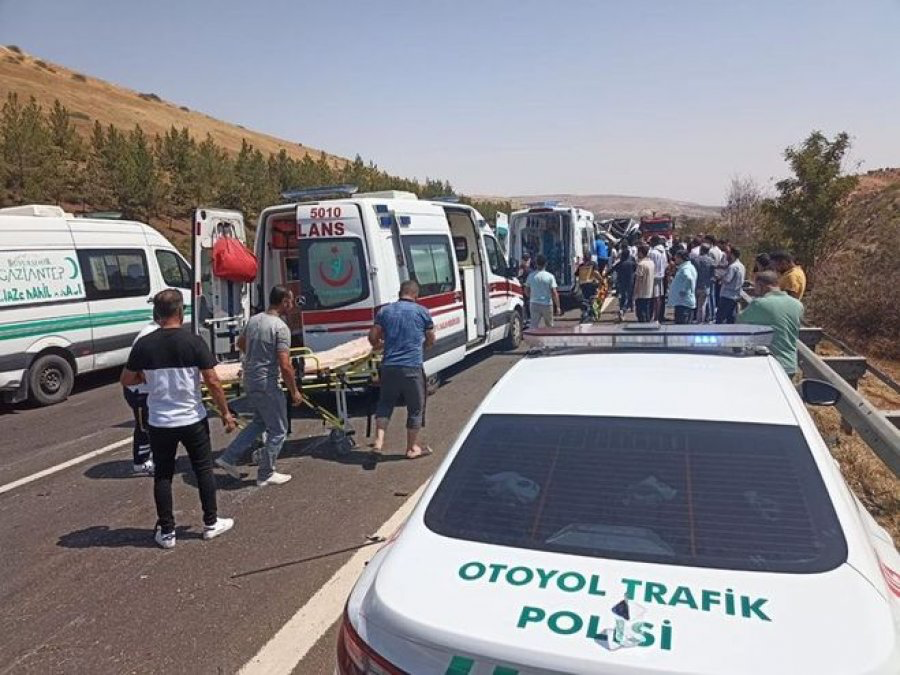 Aksidenti tragjik në Turqi, autobusi lë pa jetë 16 persona të përfshirë në një tjetër aksident