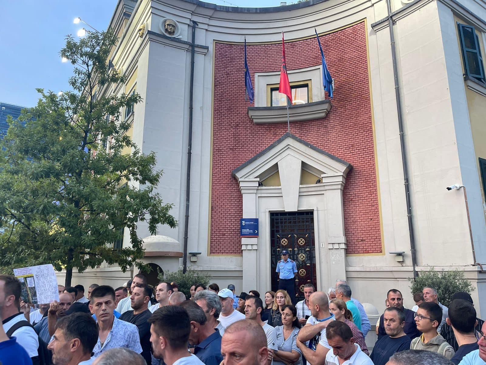 Qytetarët, protestë përpara zyrës së Erion Velisë