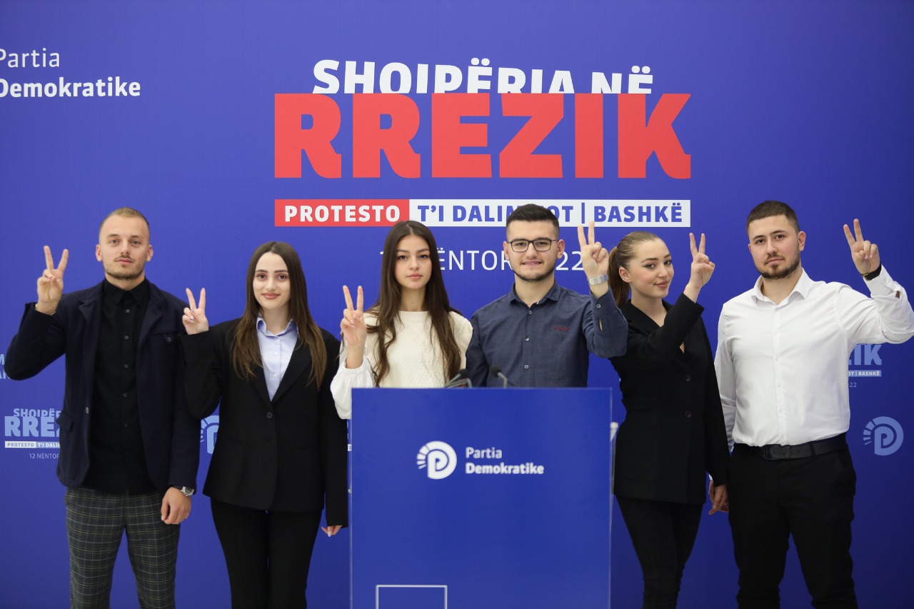 Të rinjtë bëjnë thirrje për protestë: Maturantë dhe prindër na u bashkoni!